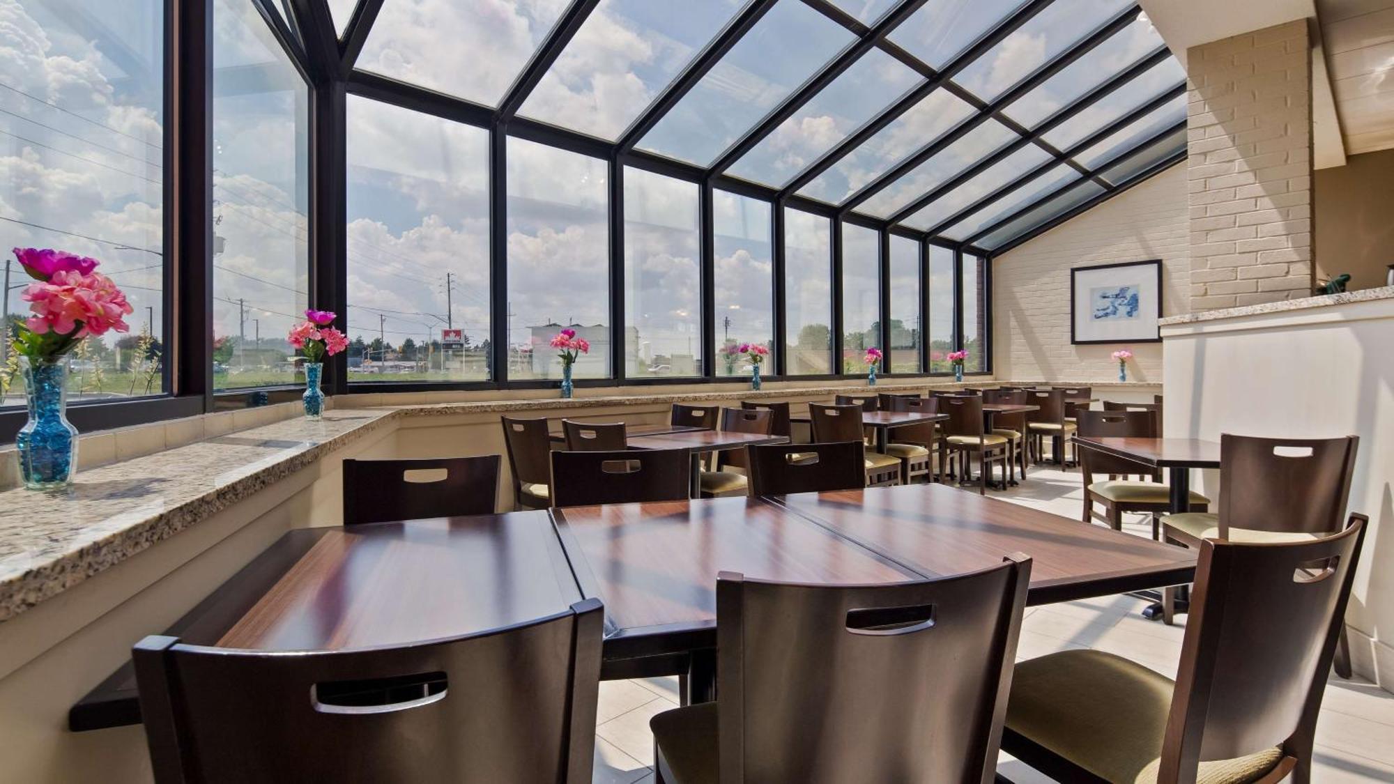 Best Western London Airport Inn & Suites Exterior foto